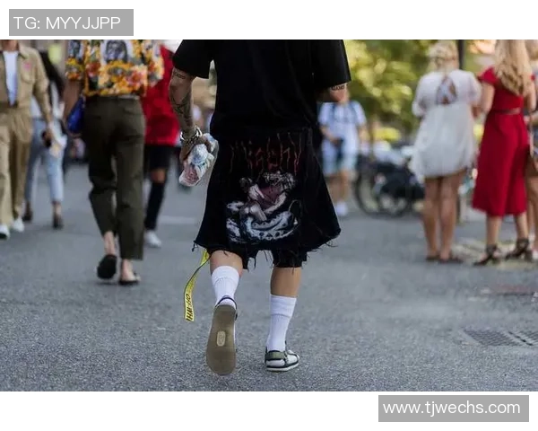 足球明星背心时尚潮流解析与穿搭技巧分享